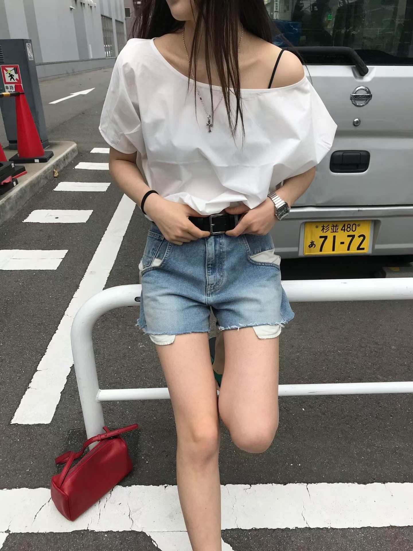 B09-挺料斜肩率性上衣(3色)