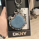 [S] DKNY DENIM R61SOP99-DEN APPLE LOGO CHARM, 700948694445 (SD1911)