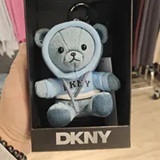 [S] DKNY DENIM R61S0Q02-DEN BOXED BEAR CHARM, 700948776264 (SD1912)