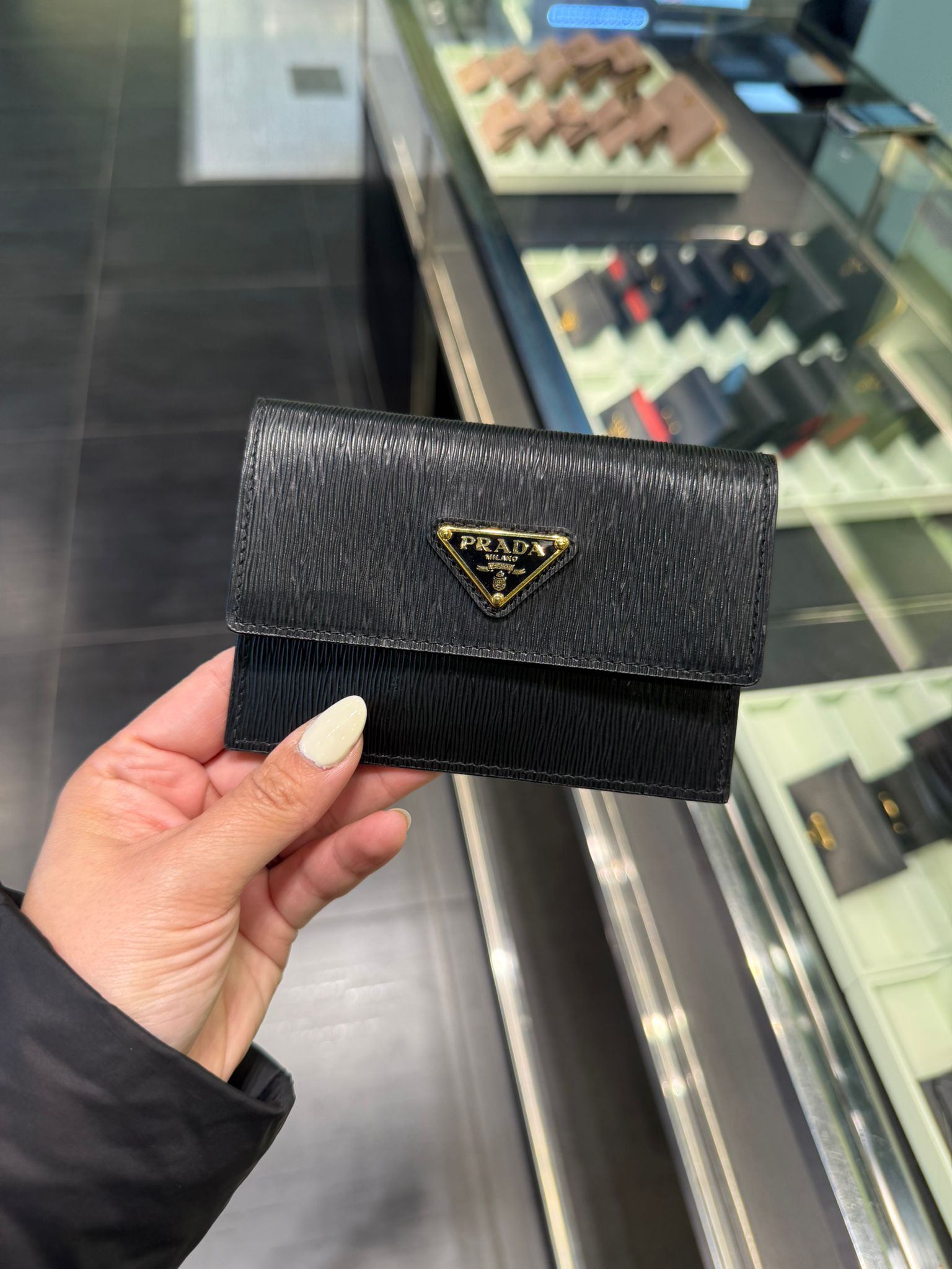 LYS01737 PRADA 三角LOGO前翻蓋黑色大散銀包 1MF027