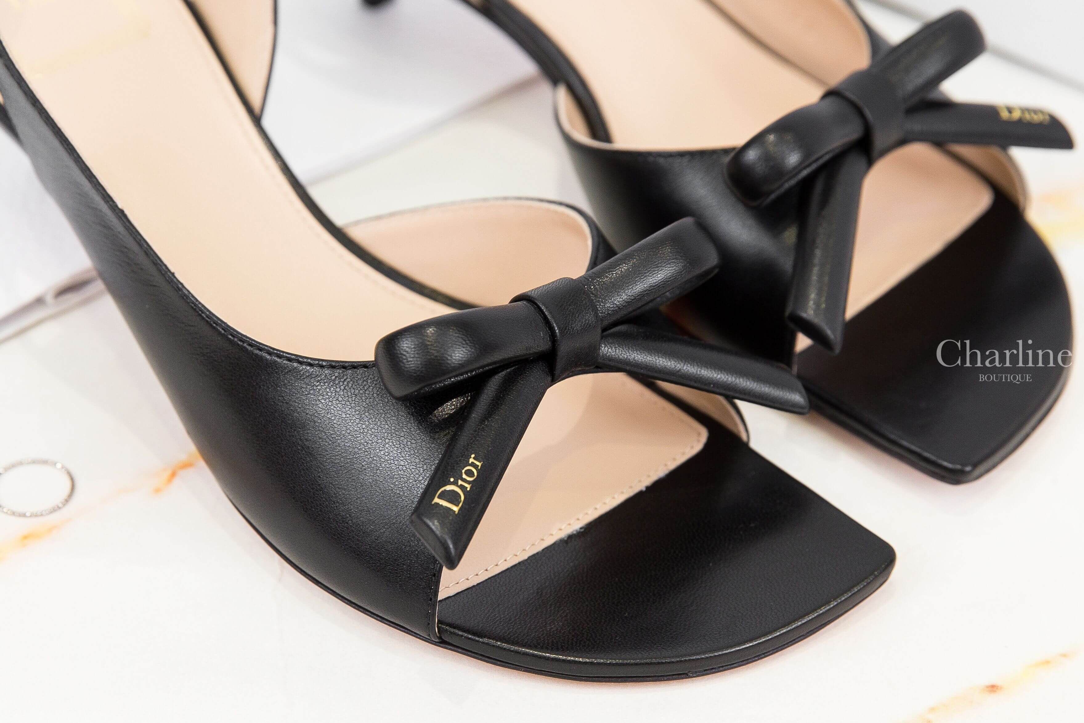 Dior Dior Bow Heeled Slingback Sandal 黑色小羊皮金色字母蝴蝶結露趾4cm絆帶低跟鞋
