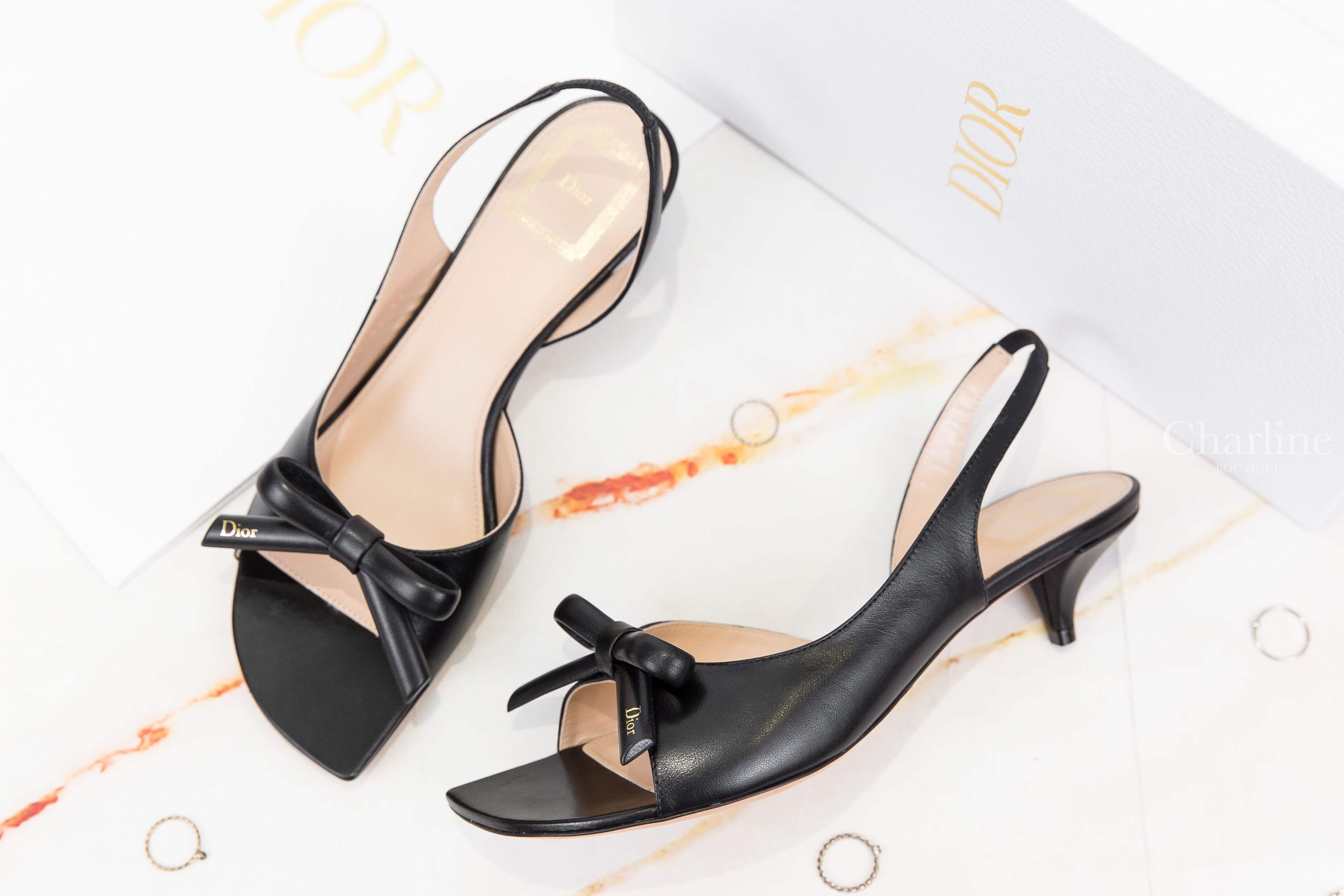 Dior Dior Bow Heeled Slingback Sandal 黑色小羊皮金色字母蝴蝶結露趾4cm絆帶低跟鞋-Charline Boutique 精品代購