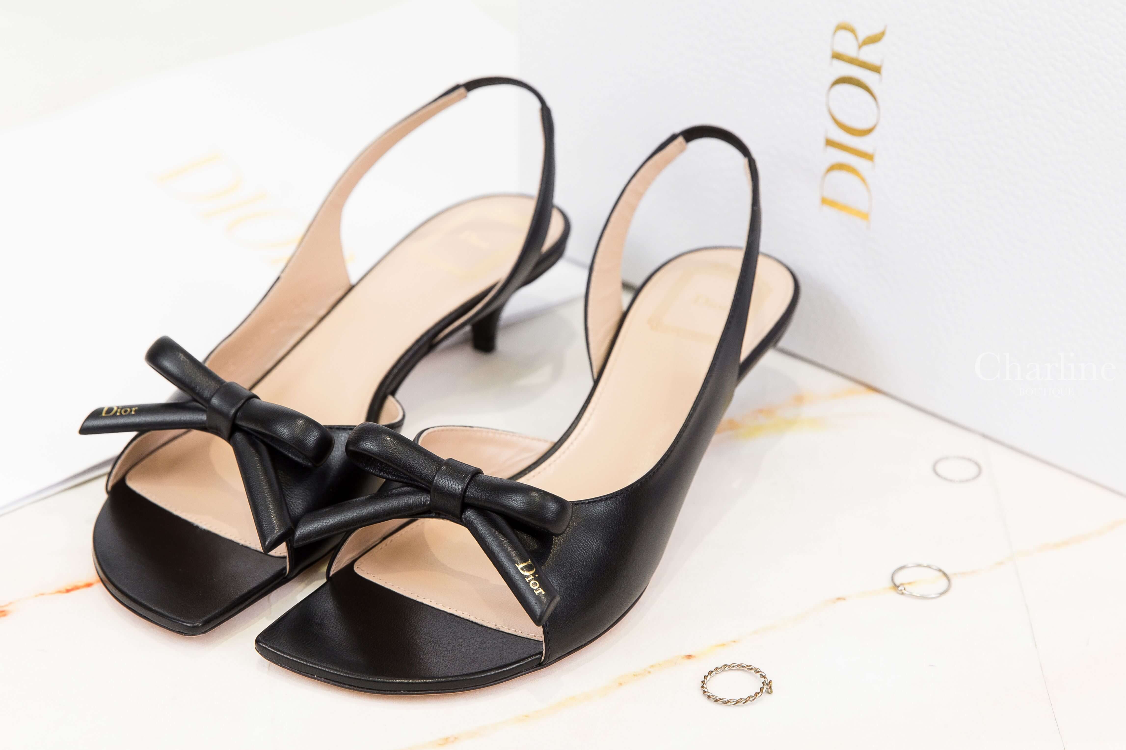 Dior Dior Bow Heeled Slingback Sandal 黑色小羊皮金色字母蝴蝶結露趾4cm絆帶低跟鞋-Charline Boutique 精品代購