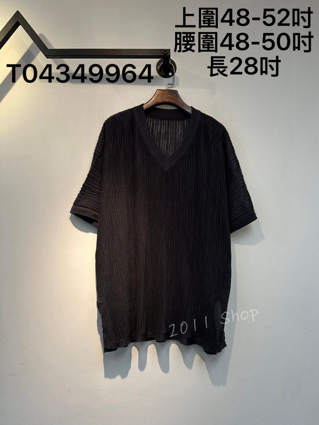 V領暗條紋寬鬆薄針織TOP  上圍48-52吋 腰圍48-50吋 長28吋  T04349964