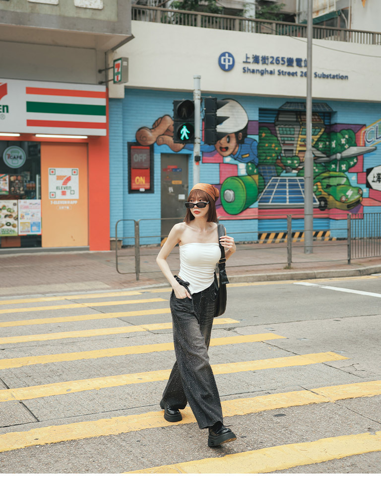 Irregularly styled strapless tank top with bra included. Available in five colors.【01041965】in stock+pre-order