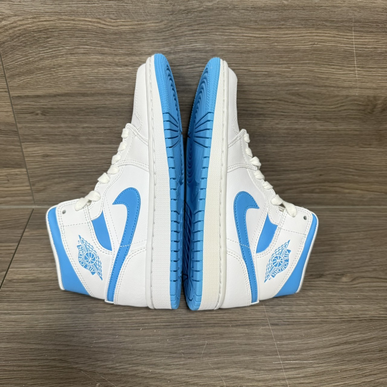 【瑕疵商品】-(C1c)-WMNS AIR JORDAN 1 MID 北卡藍 UNC - BQ6472 114