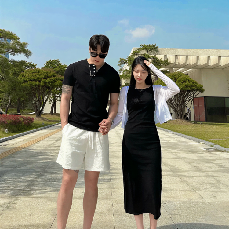 夏日輕盈情侶裝（男款T恤 / 女款細肩帶洋裝）