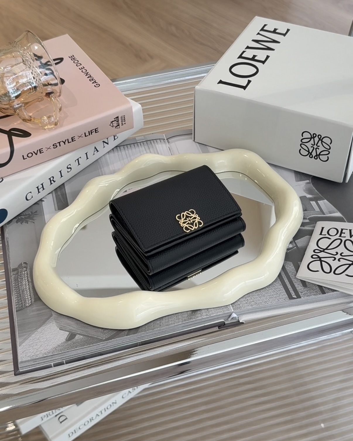 LOEWE｜卵石紋小牛皮按扣三折短夾 黑金