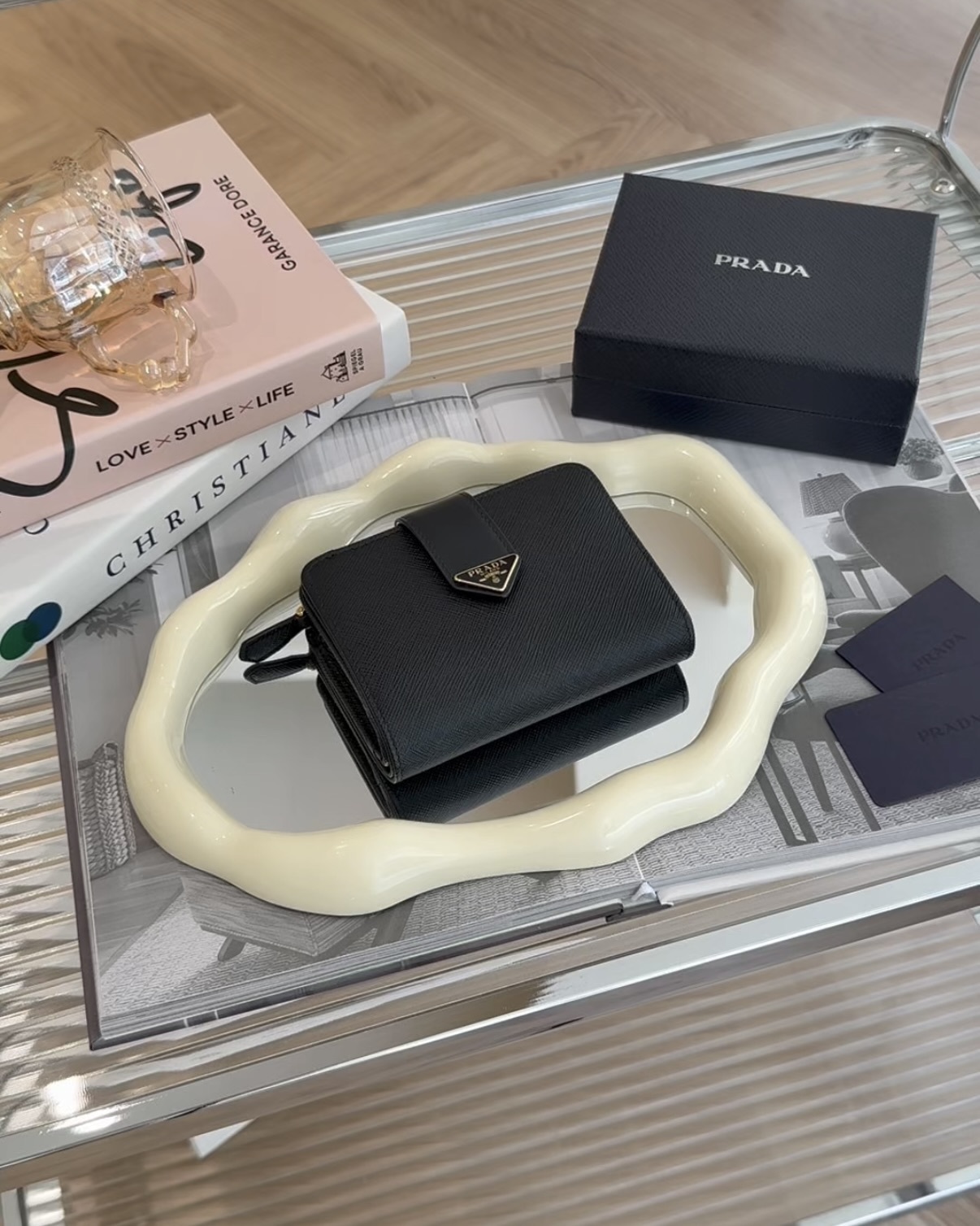 PRADA｜SAFFIANO 皮革對開短夾 黑色