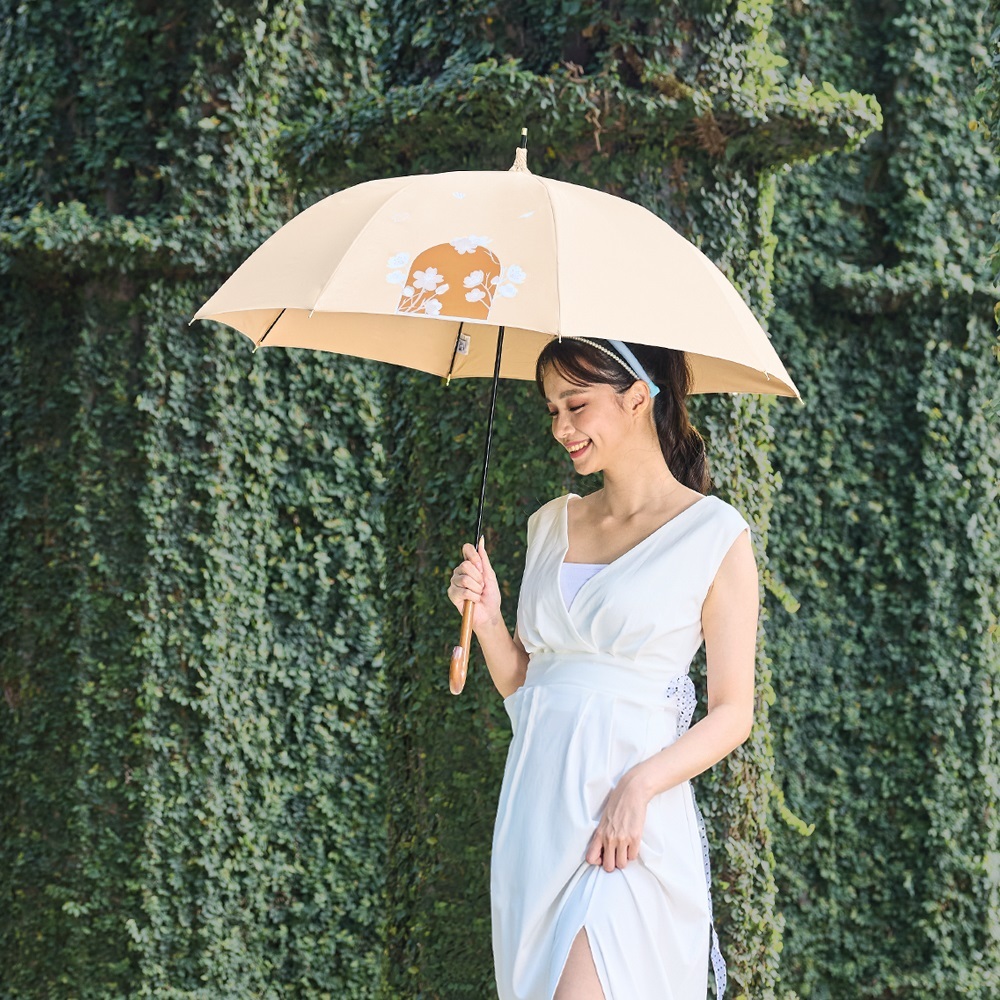 時尚微精品級別的雨之戀降溫 10°C 傘。模特兒展示米色質感傘面，主打首創奈米科技傘布，一撐開即有奇蹟般涼感舒適，是新聞媒體爭相報導的好評防曬傘