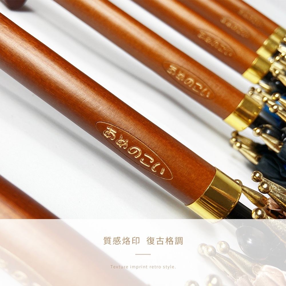 傘柄細節標示「質感烙印，復古格調」。英文為 Texture imprint retro style. 展現雨之戀對產品工藝的堅持，不僅通過 SGS 與歐盟環保認證，在木質握把的復古設計上更顯精品級質感。