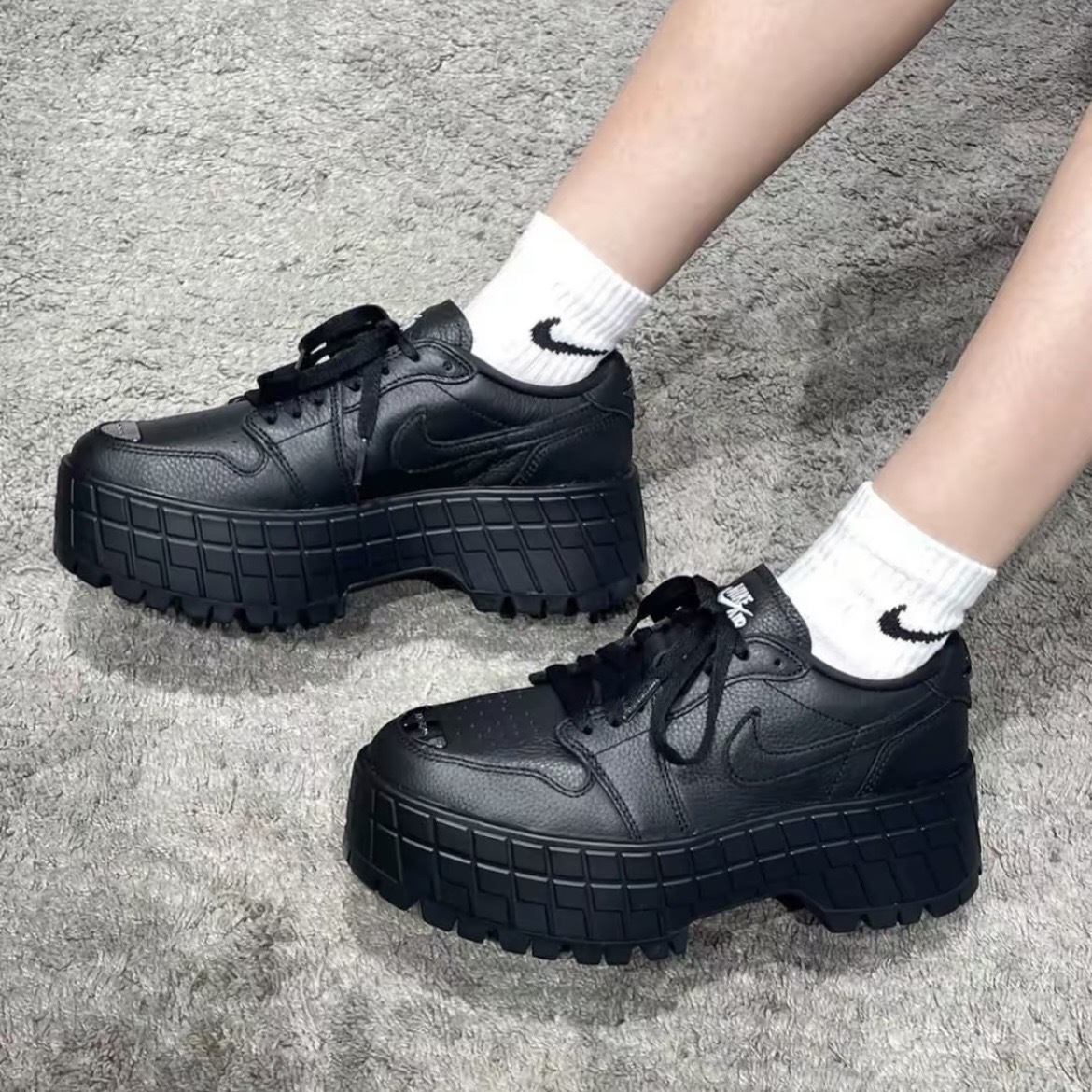 NIKE AIR JORDAN 1 BROOKLYN 全黑 厚底增高 鐵牌 KARINA 同款 皮革 HF3184-001