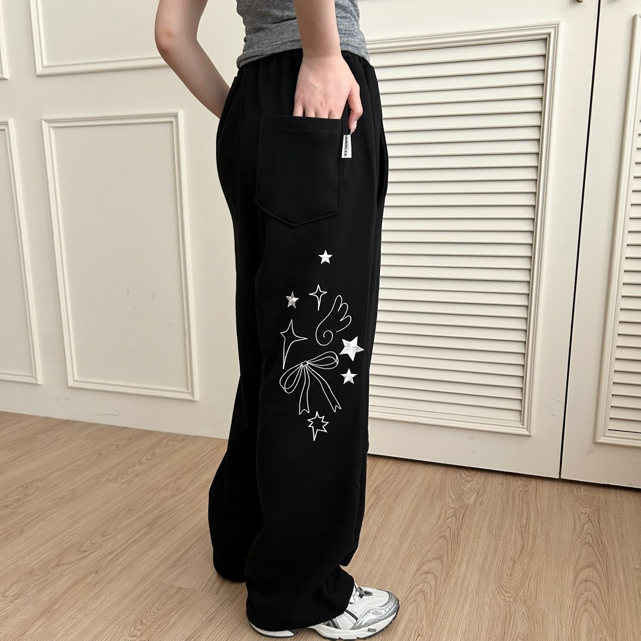 （現貨）韓牌  AMBLER 刺繡 天使 蝴蝶結 可縮口 棉褲 AP1002