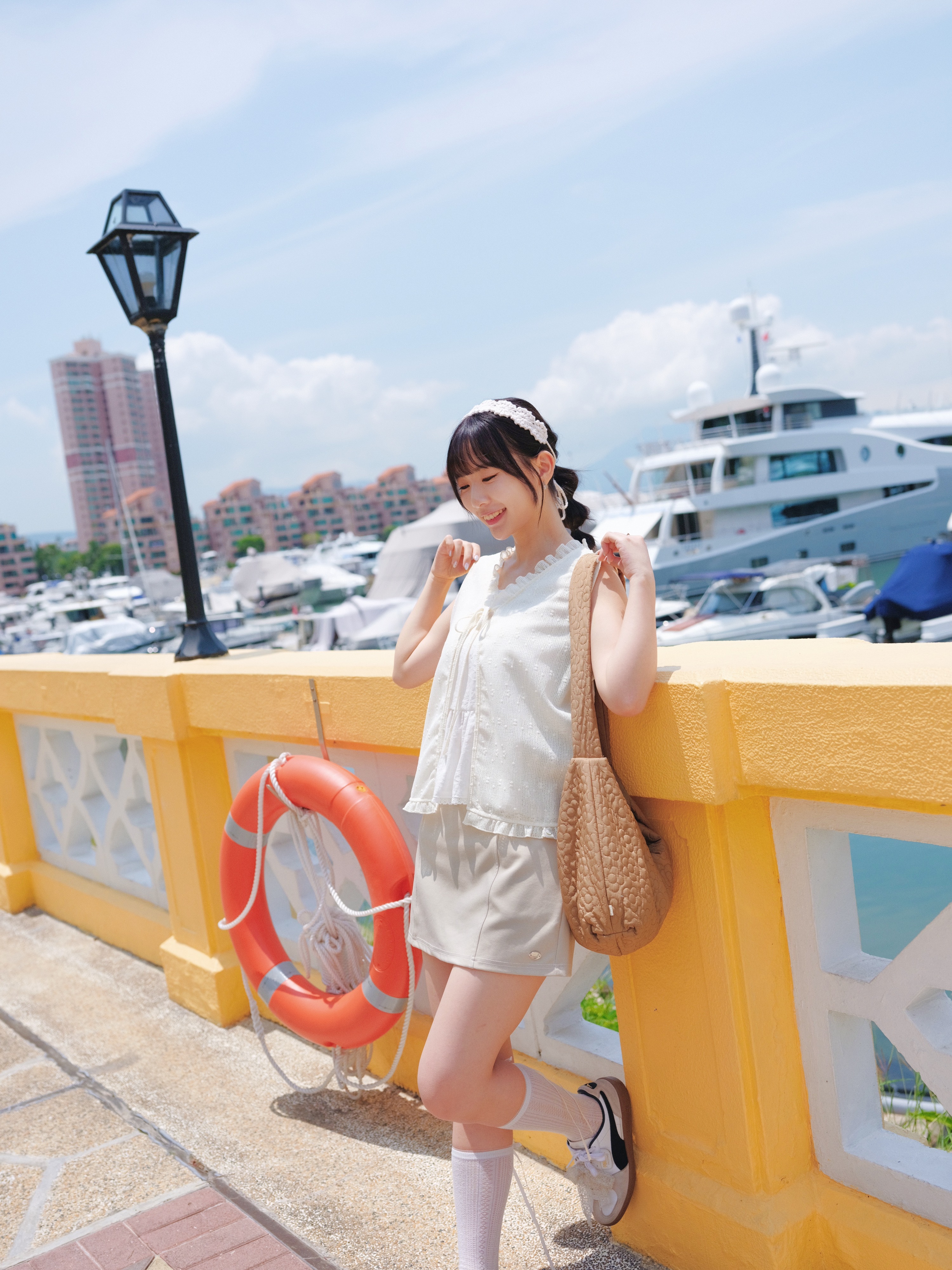 奶油白色 / 荷葉邊小花網紋馬甲 / Ruffled Floral Mesh Tie-Front Vest