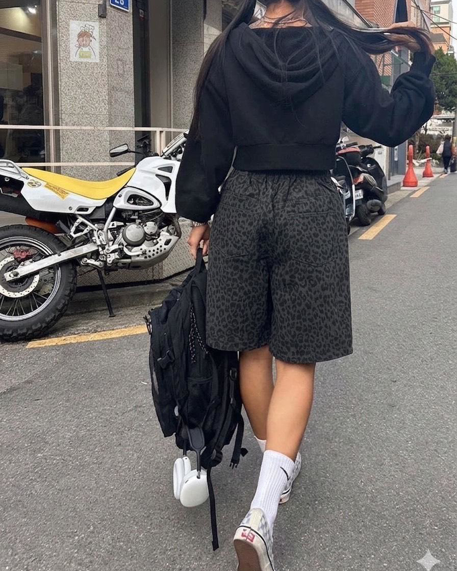 女模著韓國豹紋短褲深灰背面穿搭