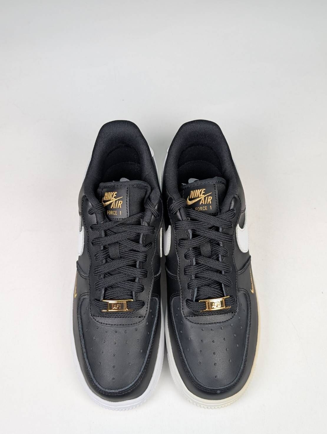 微瑕疵-左右腳中底鞋底泛黃色差 CZ0270-001 W8 Nike Air Force 1 '07 Essential 黑色 白勾 小金勾 女款