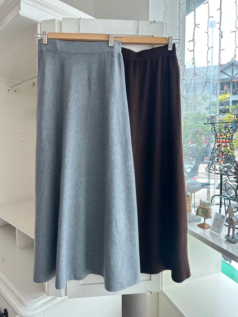 ELASTIC WAISTED KNIT LONG FLARE SKIRT