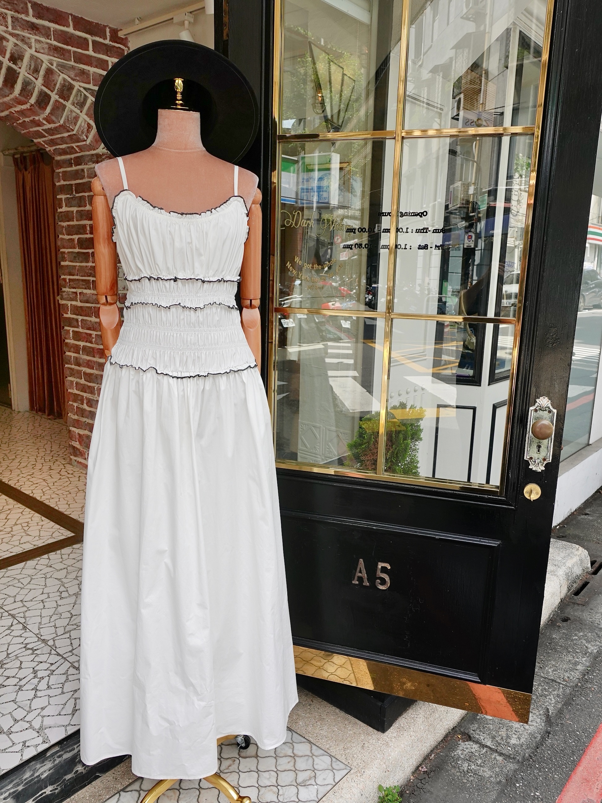 White Breeze  白色抽縐荷葉黑飾邊Maxi Dress