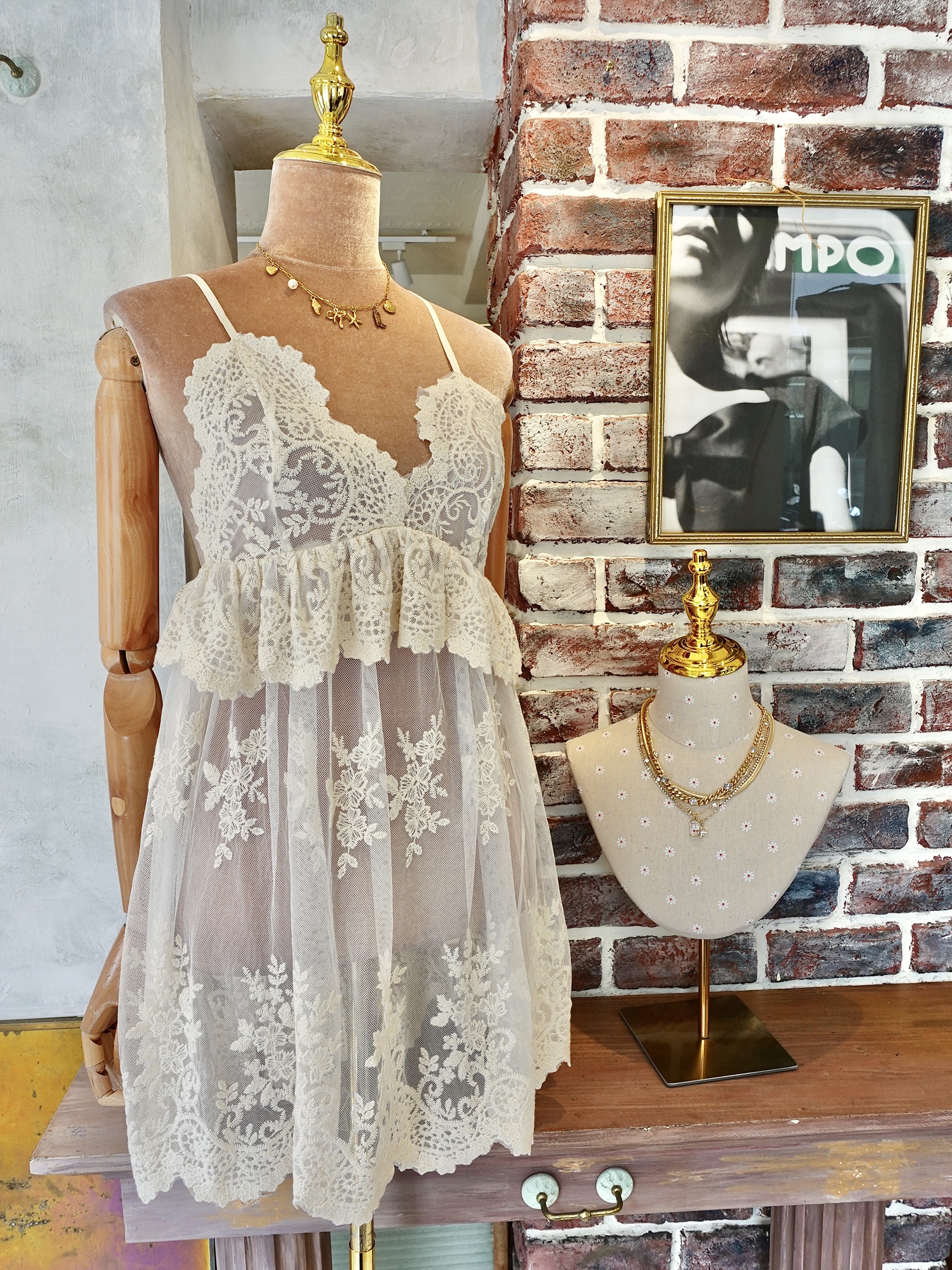 Cream Blossom奶油白色網紗刺繡荷葉飾邊Mini Dress