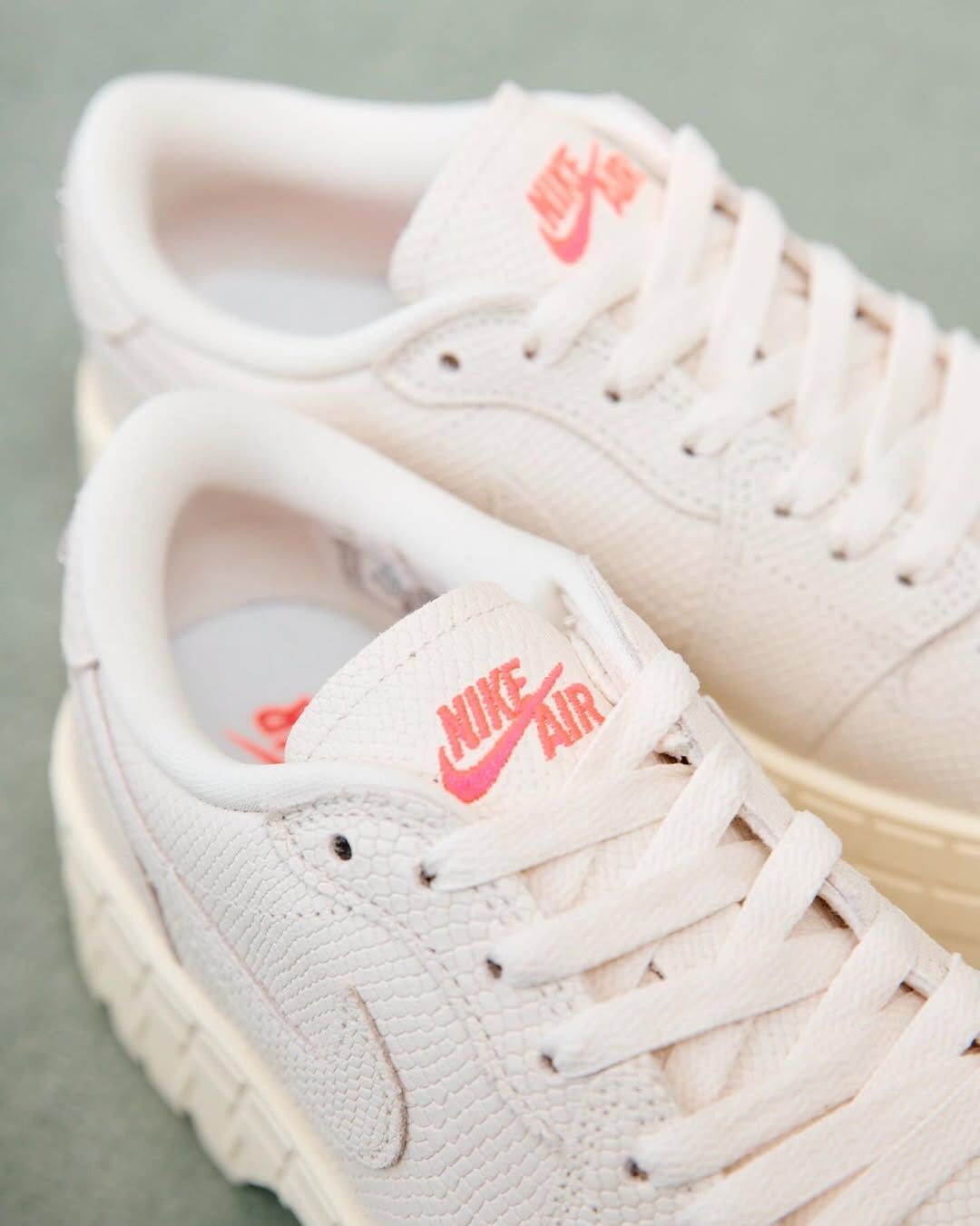 <日本連線中🇯🇵>  NIKE AIR JORDAN 1 BROOKLYN LOW AJ1 厚底 增高 燕麥奶油 粉色 裂紋 金屬 鐵牌 Hearts2Hearts同款 H2H 女鞋 IR0835-110 / 預購
