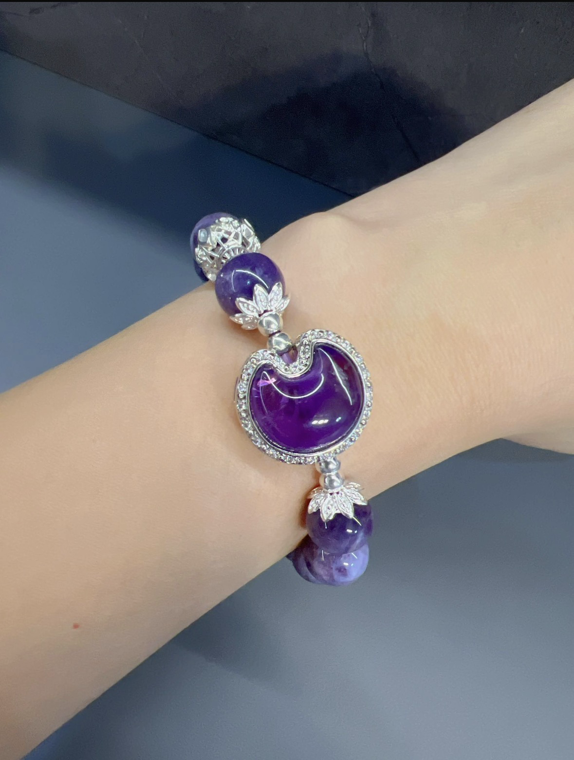 紫玉晶+月亮紫水晶 163AU。                                DIY最新設計😍😍🌈紫玉晶 （屬於紫水晶一種）💫招財💫鎮定安神、增進睡眠質素💫招貴人💫開發智慧💫激發創意💫幫助思考💫增強記憶力、增加腦細胞活力、腦袋運轉💫增加人緣～特別適合藝術、文字、業務工作者和學生💫適合主管或長官～可以消除霸氣，帶來貴氣，加強包容心、容忍性，也可讓下屬信服地為您效勞，增加領導能力