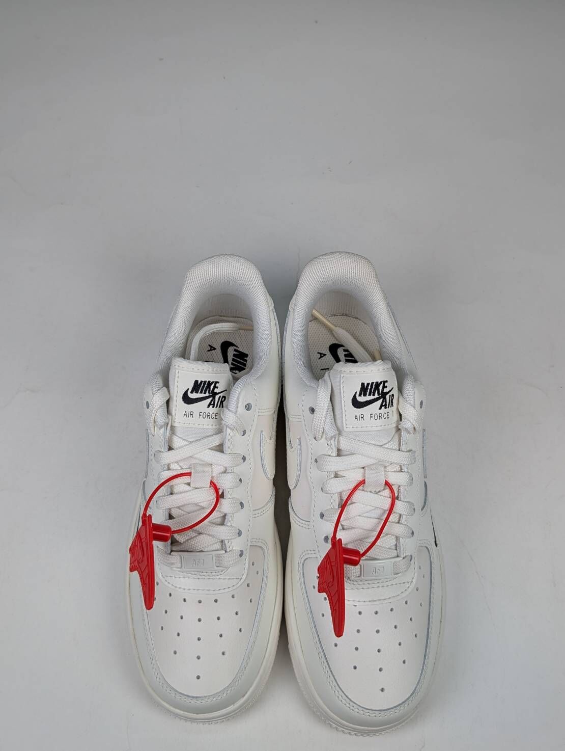 微瑕疵-左右腳大小腳(兩腳皆為6.5) HF1058-133 W6.5 Nike Air Force 1 ’07 ESS TRK3 奶白 小勾 女鞋