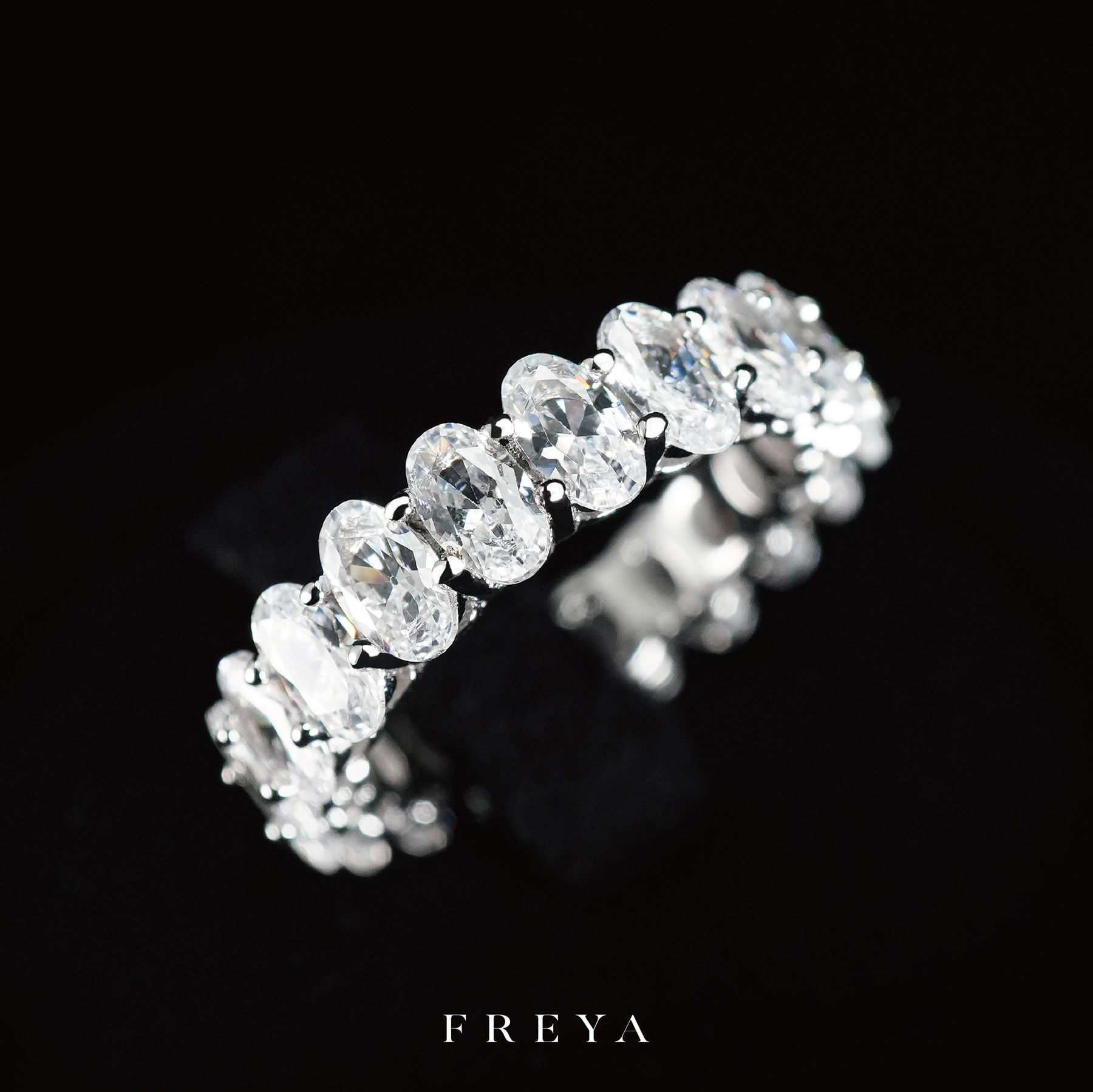 FREYA 鴿子蛋滿圈戒指