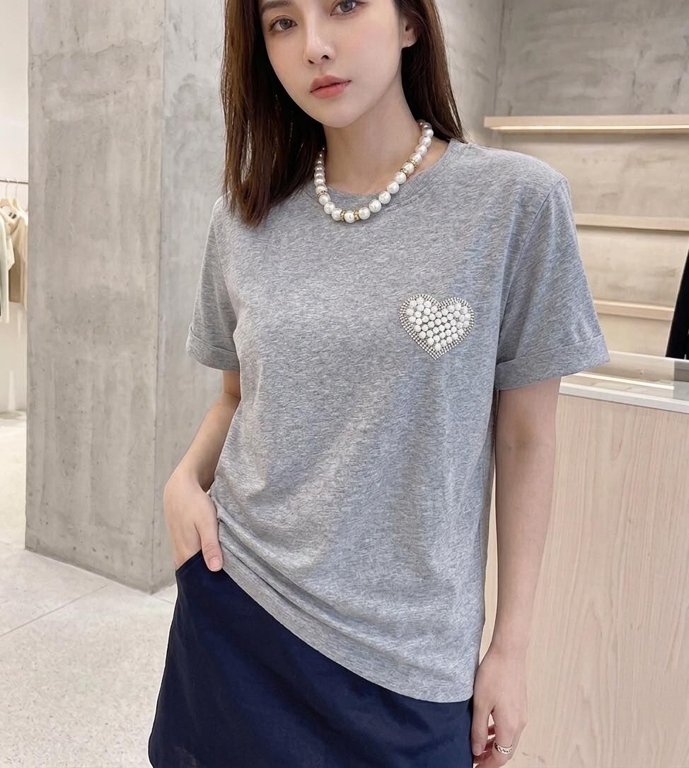 【質感美的珍珠水鑽愛心棉tee】（現貨）