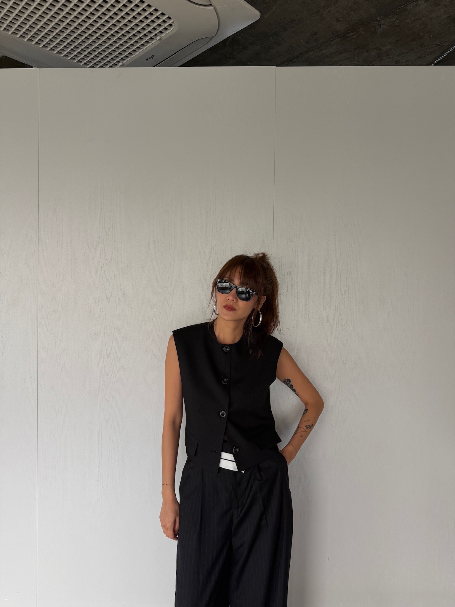 Cropped sleeveless blazer
