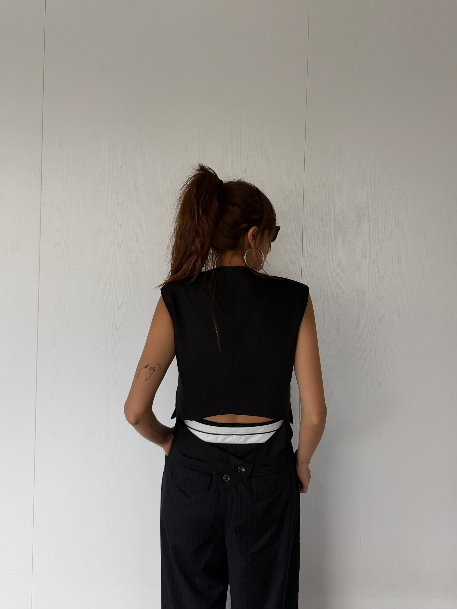 Cropped sleeveless blazer