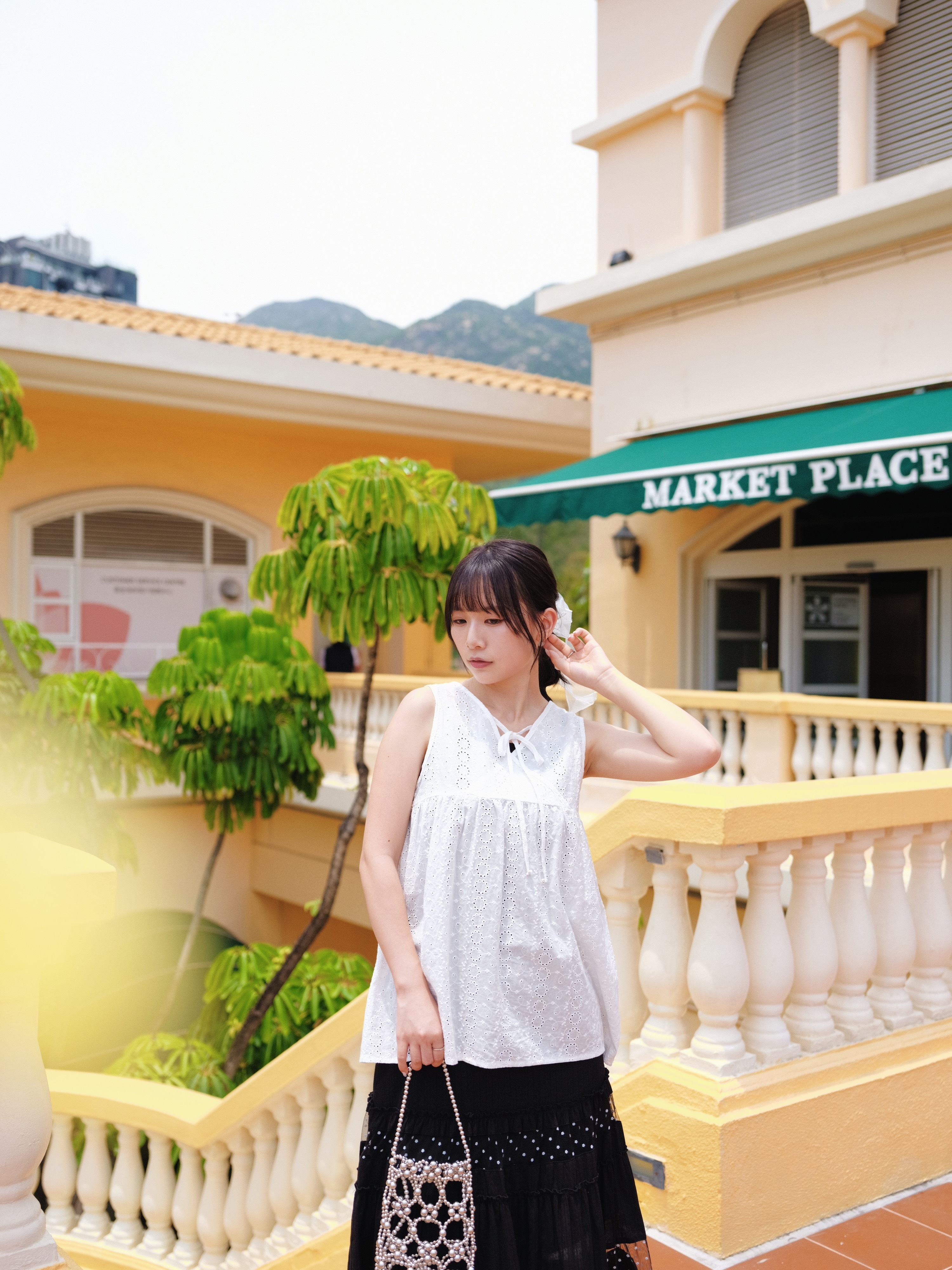 白色 / 2WAY提花蝴蝶結背心 / 2-Way Eyelet Embroidery Tie-Detail Top