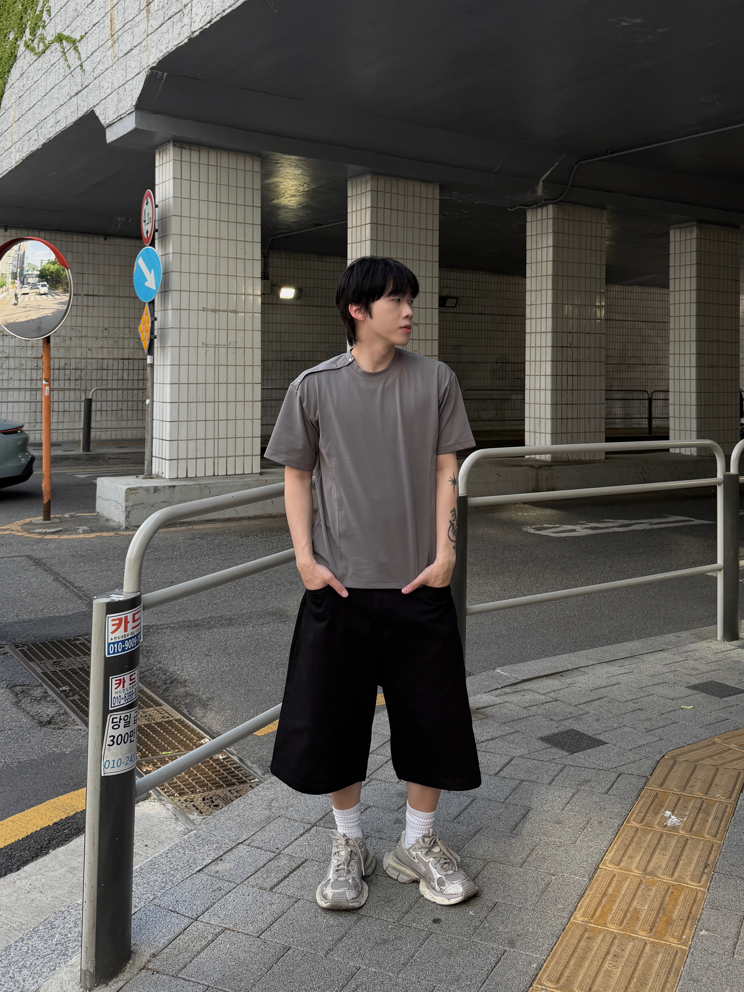 弧型剪裁 側扣設計 寬鬆短袖上衣