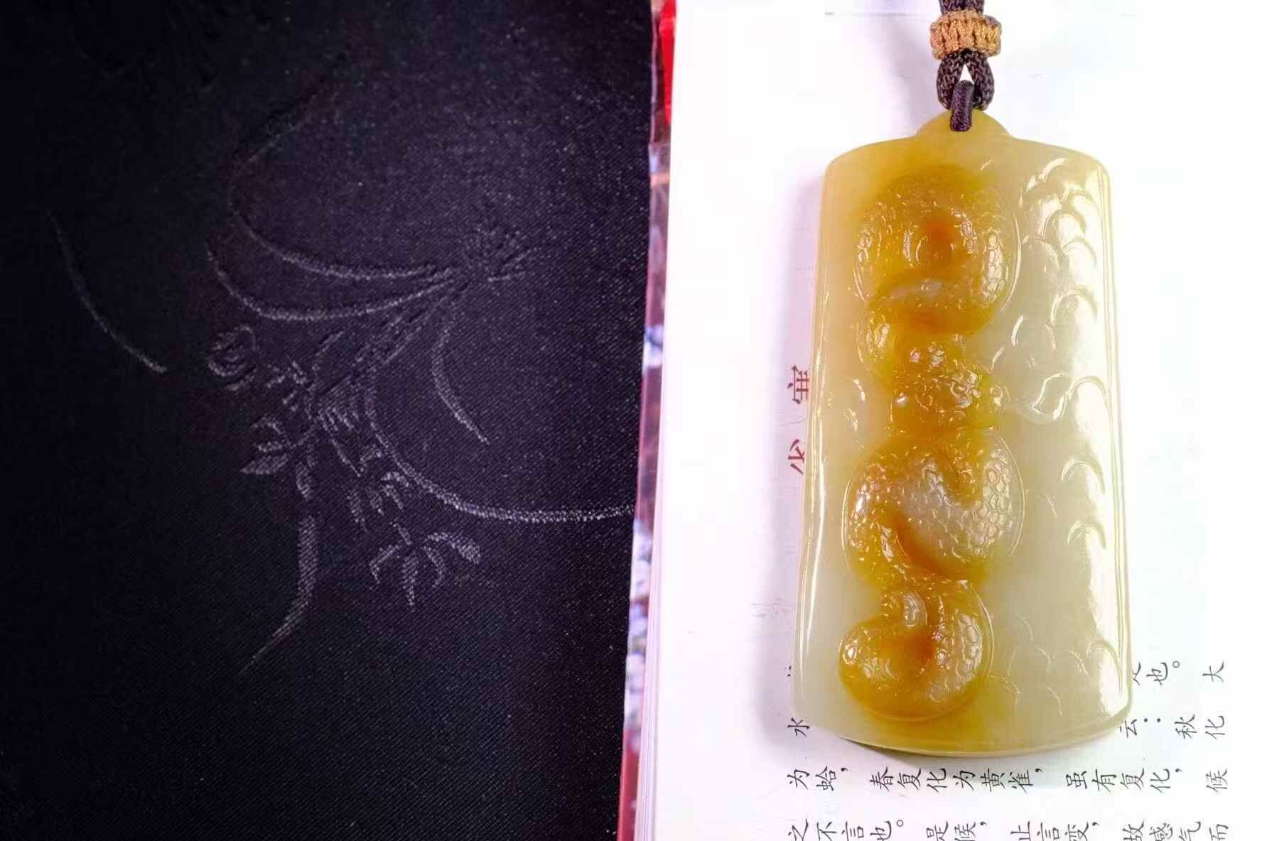 429730 和田玉且末糖蛇掛件