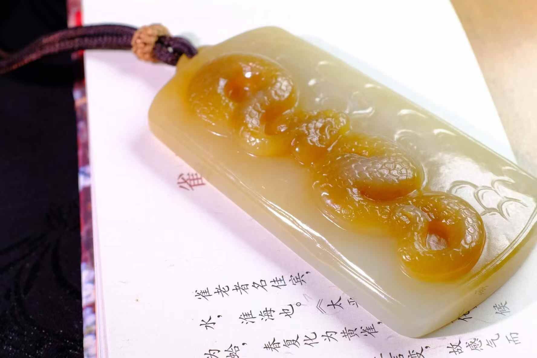 429730 和田玉且末糖蛇掛件