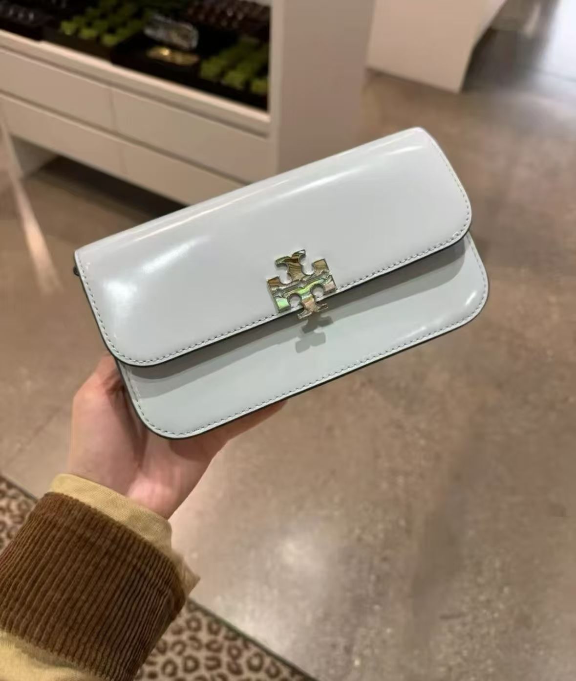 【預購】Tory Burch H051318 淺藍色Britten Abalone斜孭袋