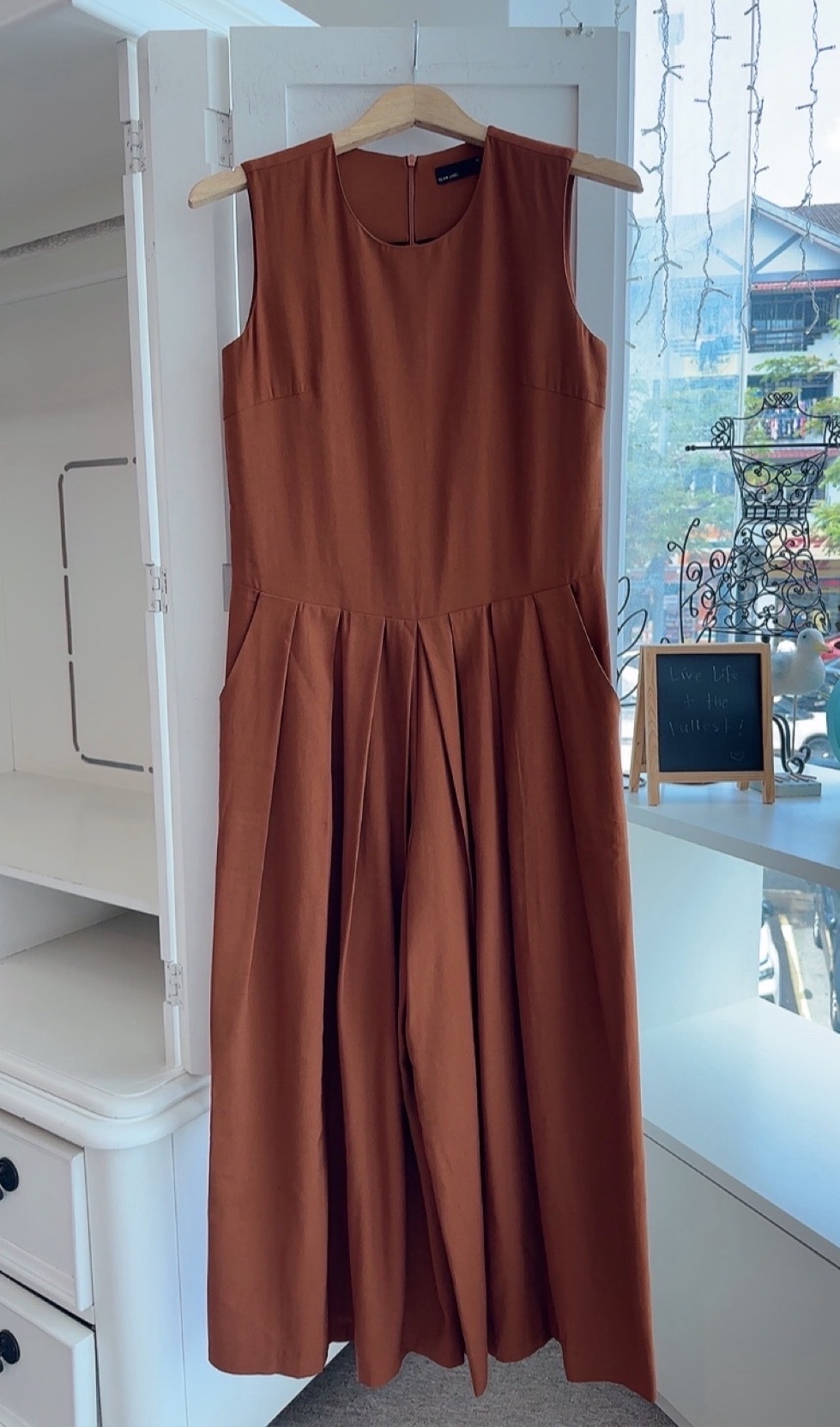 SLEEVELESS PLEATED DROP WAIST LONG JUMPSUIT (EXCLUDE SCARF)