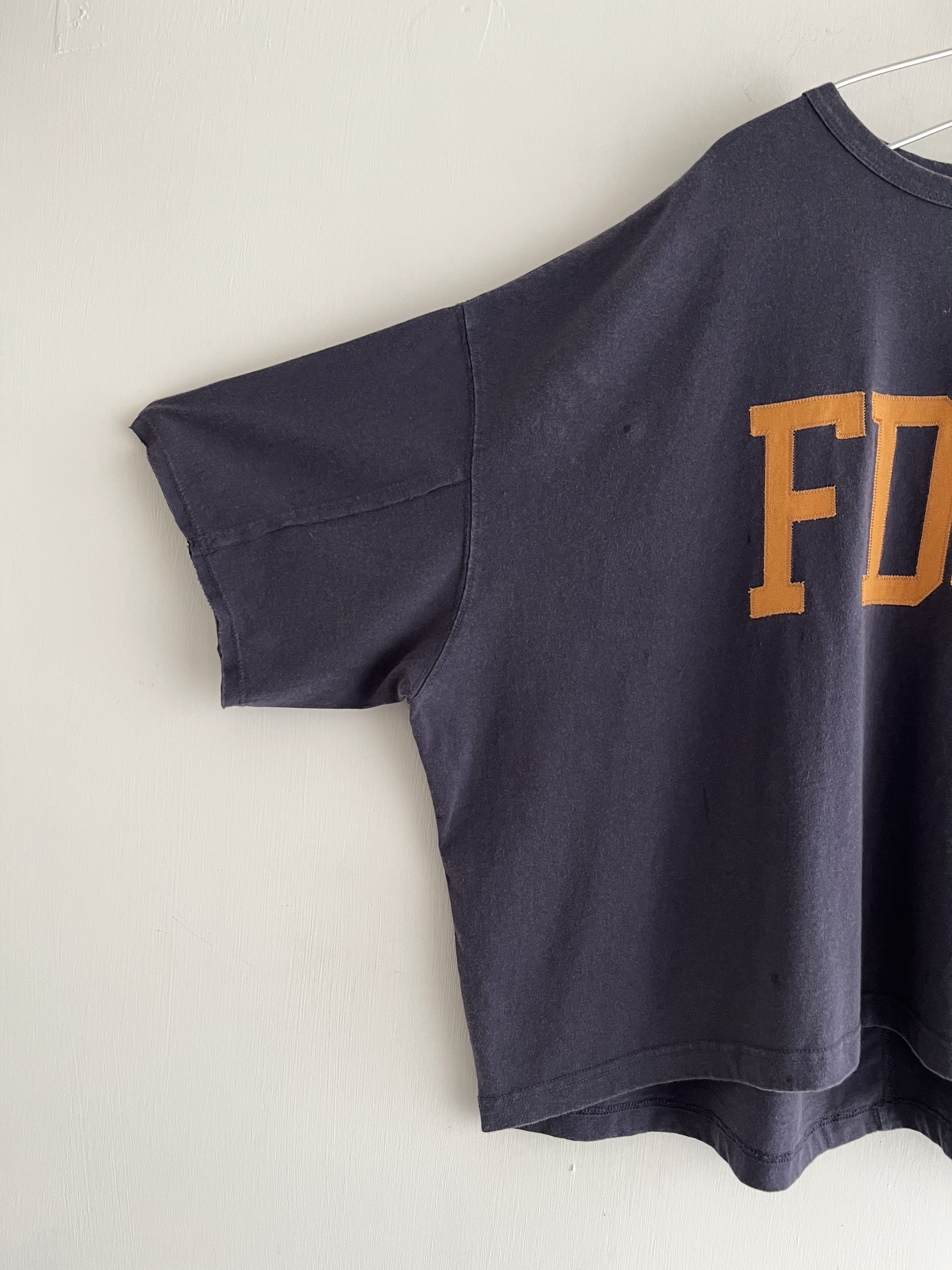 GENTIL海軍藍色刺繡字母top