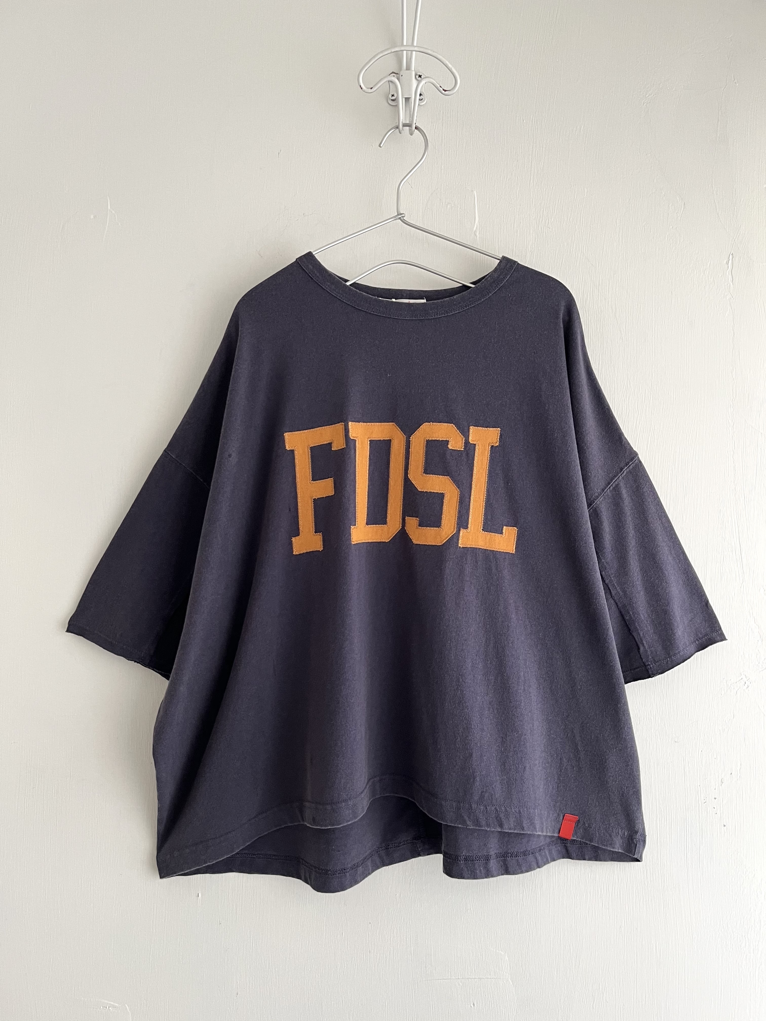 GENTIL海軍藍色刺繡字母top