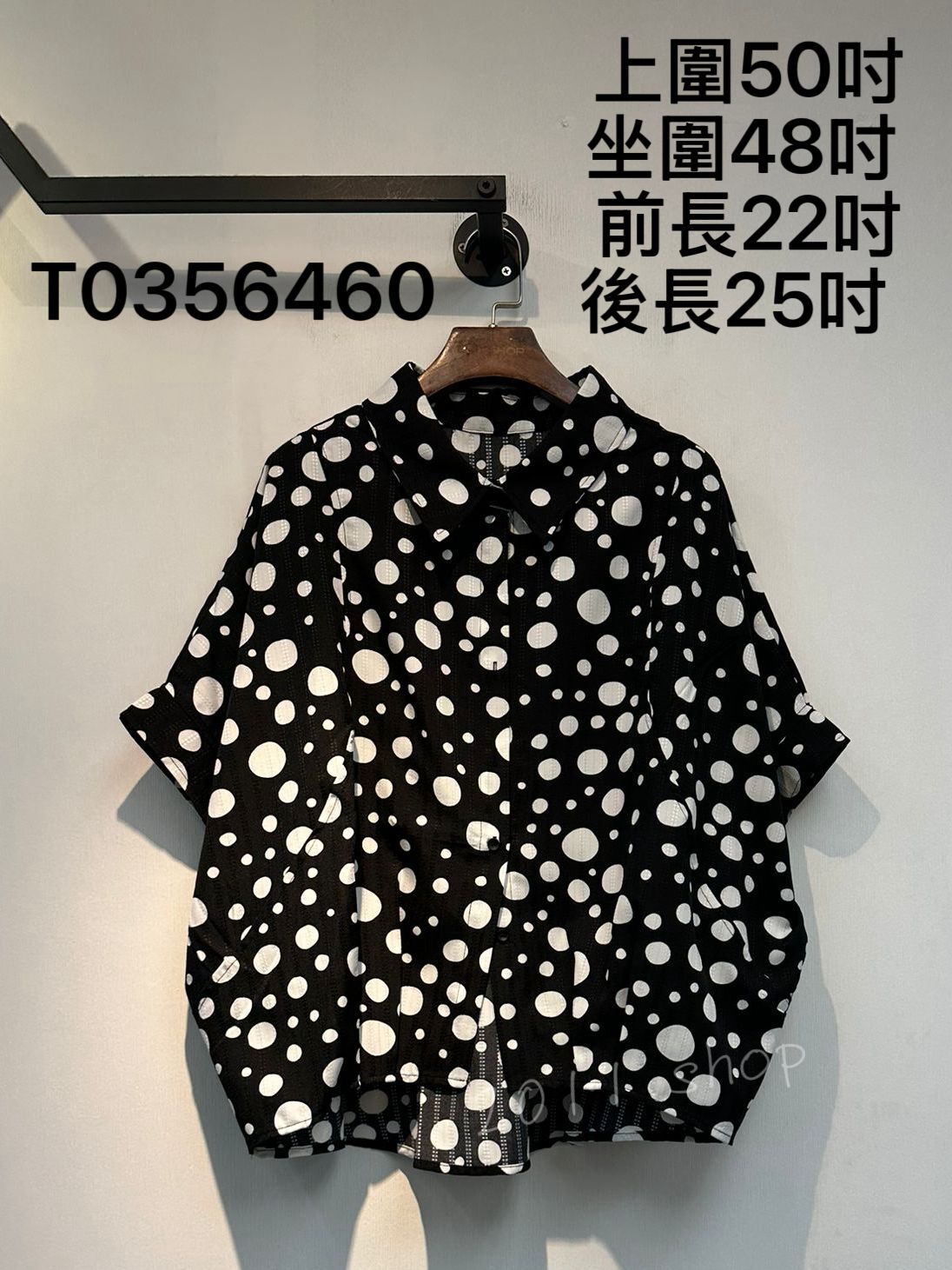 翻領暗紋波黑蝙蝠袖TOP  上圍50吋 坐圍48吋  前長22吋 後長25吋  T0356460