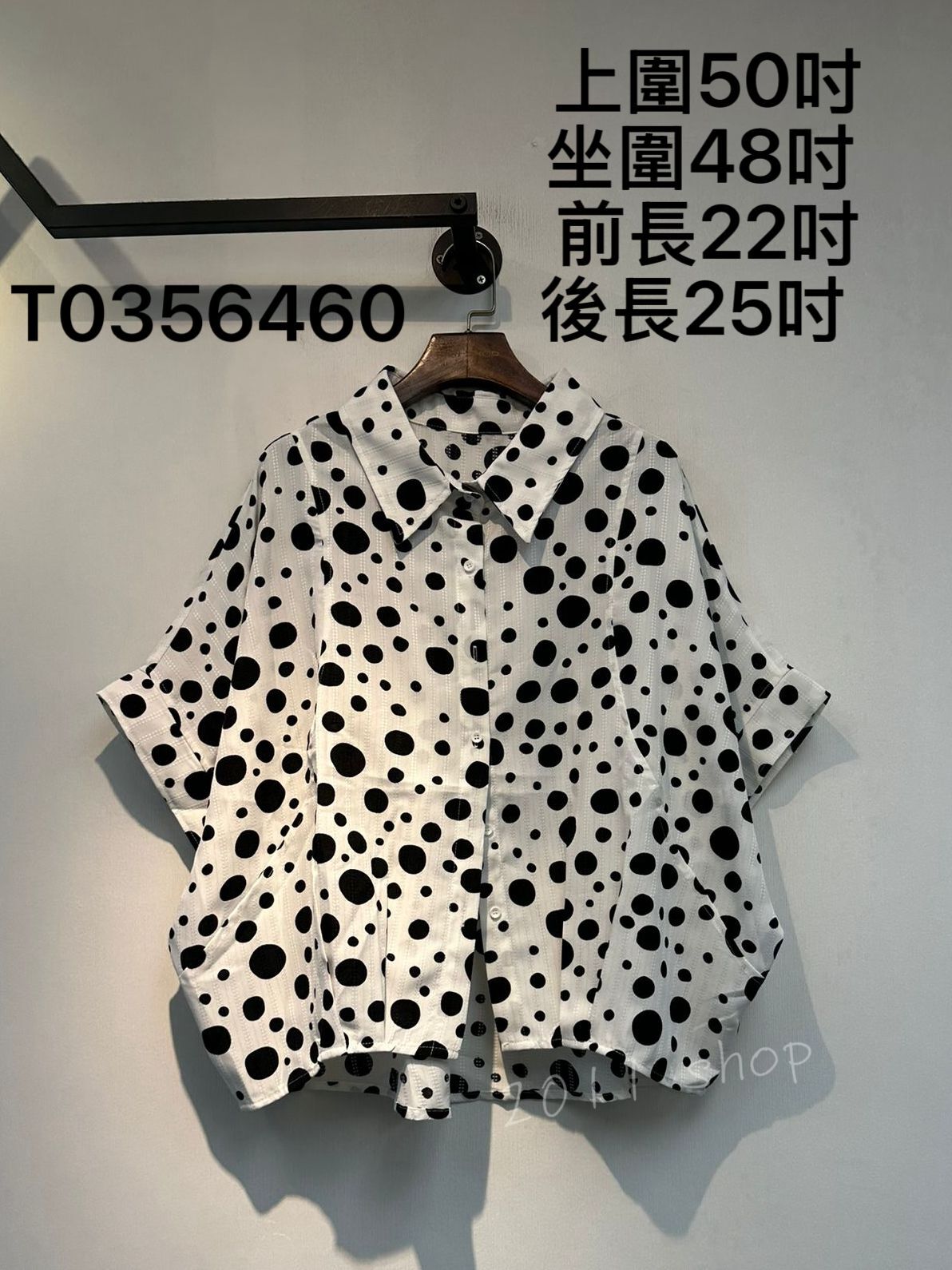翻領暗紋波黑蝙蝠袖TOP  上圍50吋 坐圍48吋  前長22吋 後長25吋  T0356460