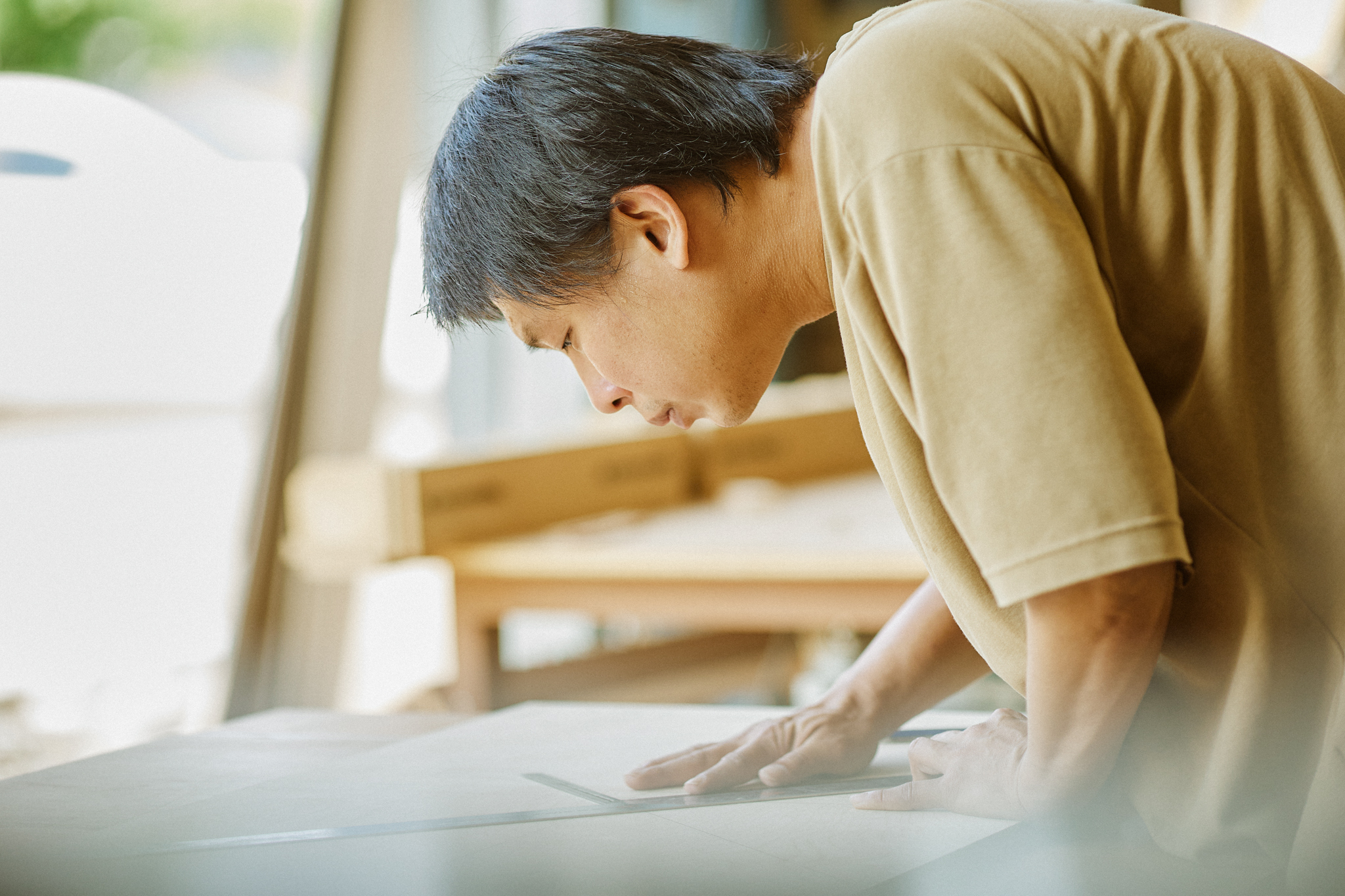 木本位創辦人阿亮在宜蘭羅東工作室進行木工訂製作業