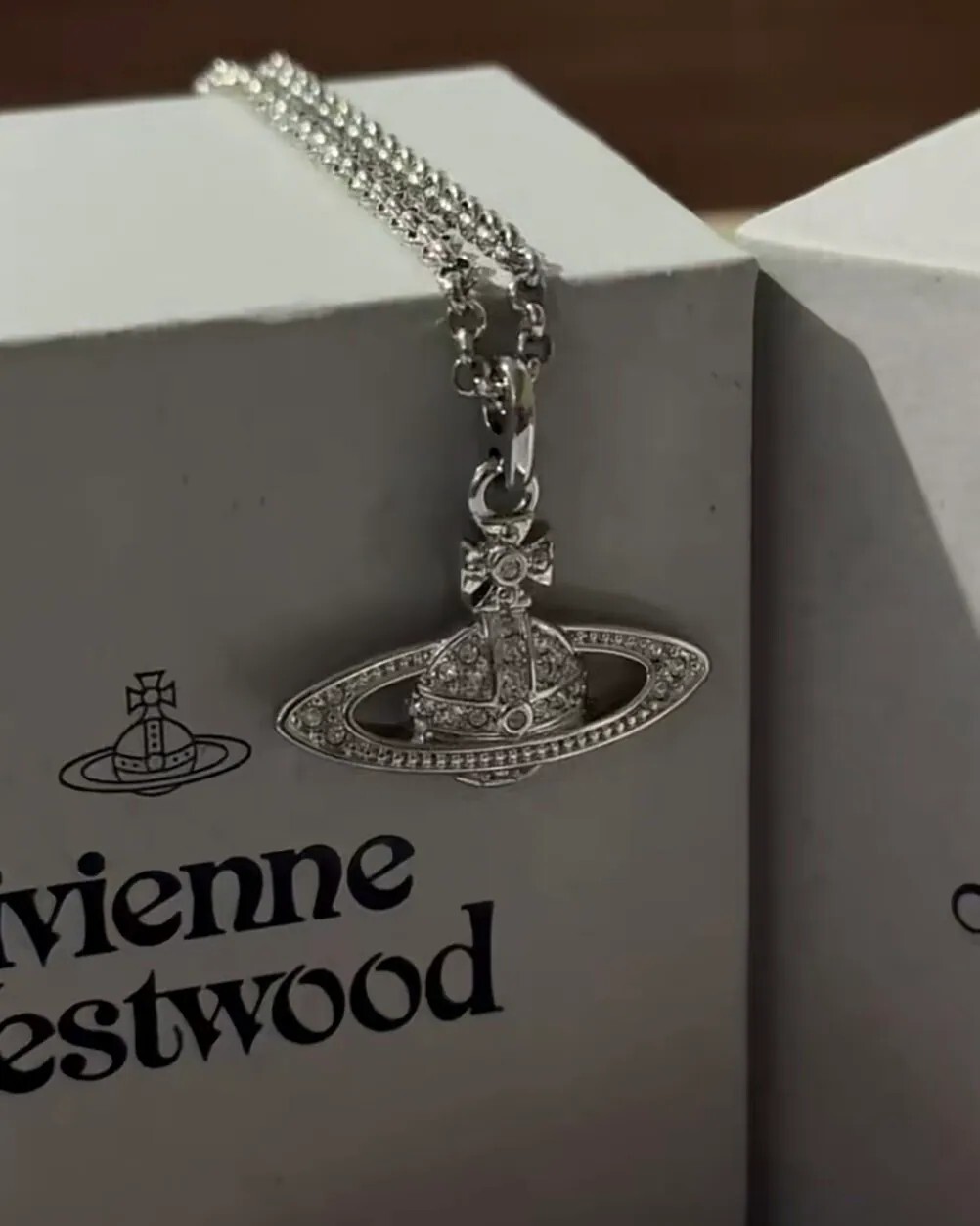 <英國下殺折扣必入手!!> Vivienne Westwood 西太后 薇薇安 mini bas 浮雕吊墜 黃銅 項鍊 女款