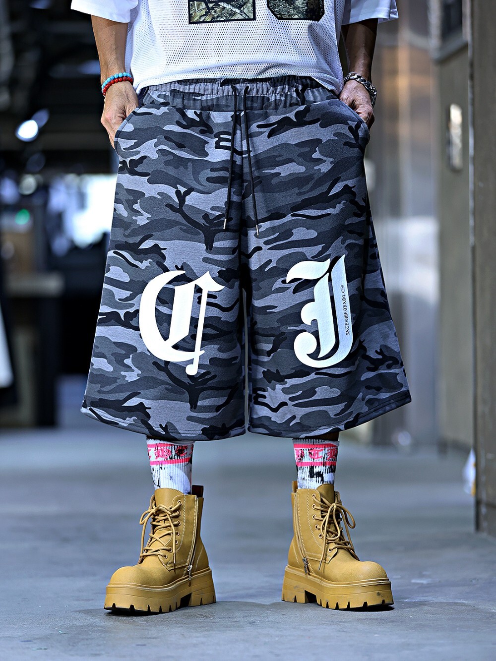 Old-fashioned letter camouflage Bermuda pants