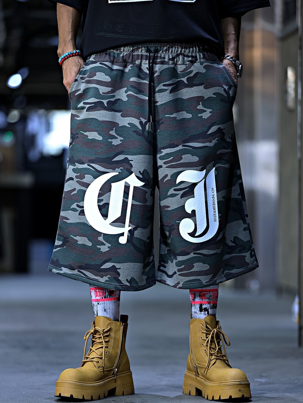 Old-fashioned letter camouflage Bermuda pants