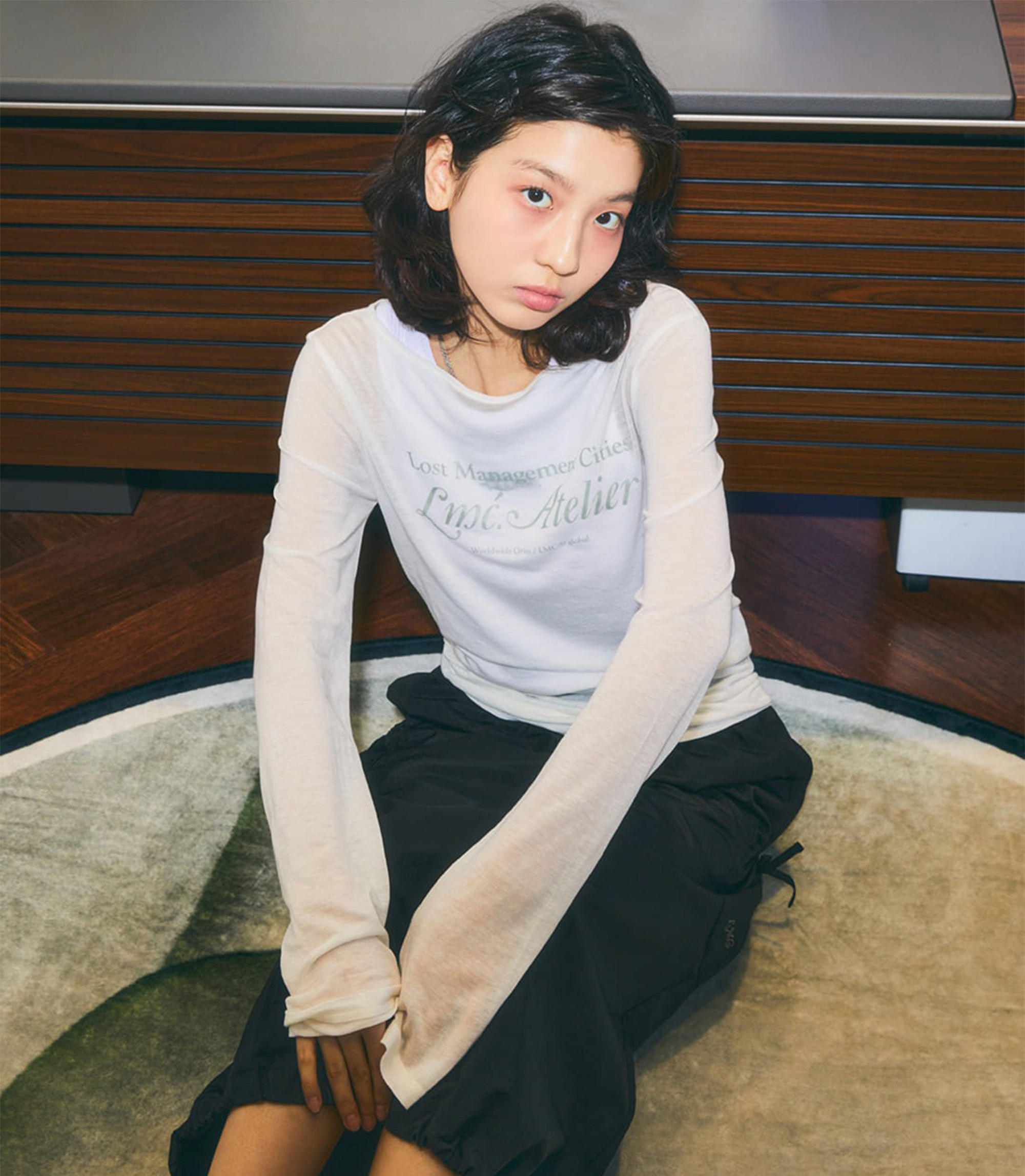 LMC 女款長袖復古字體透膚上衣(奶油白色)