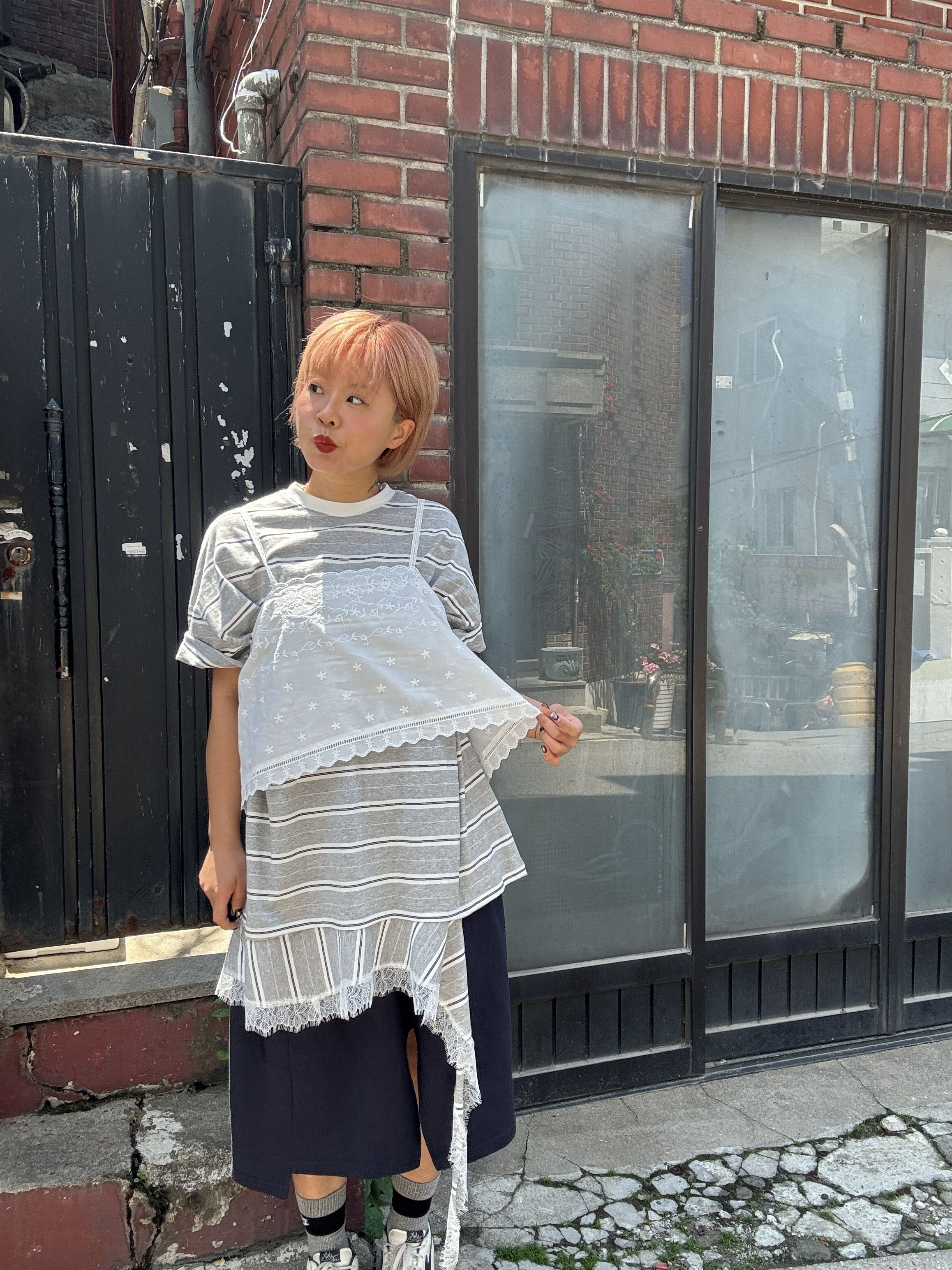灰間條lace 邊Tee