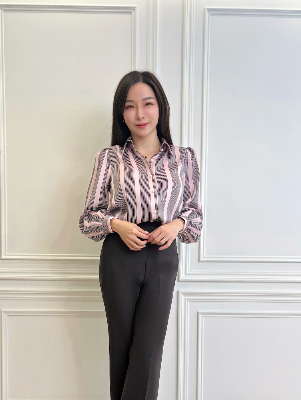 優雅粉色直條紋翻領襯衫