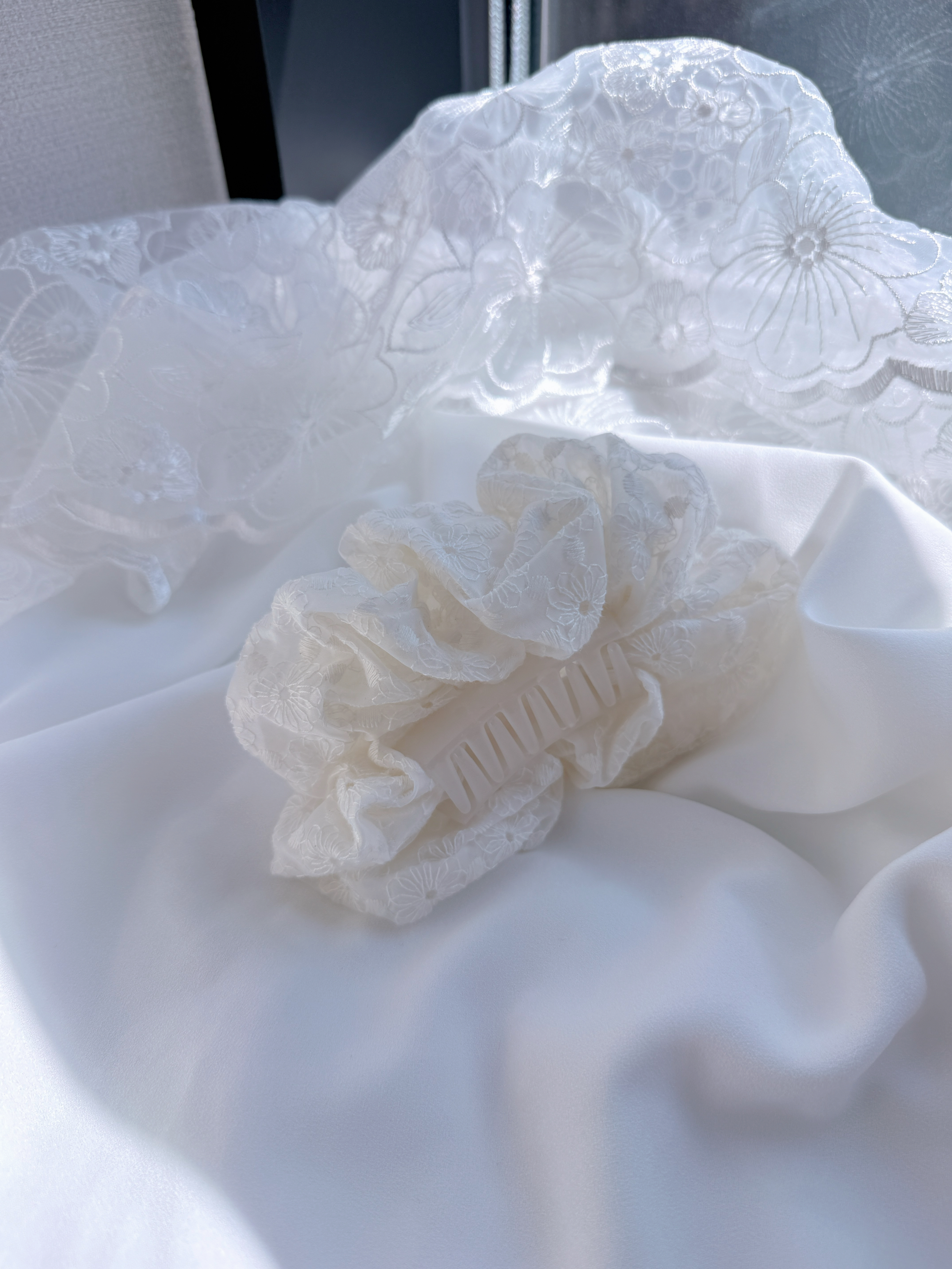 *BJ2 HANDMADE* THE CREAM COTTON FLOWER HAIRCLAW 260512
