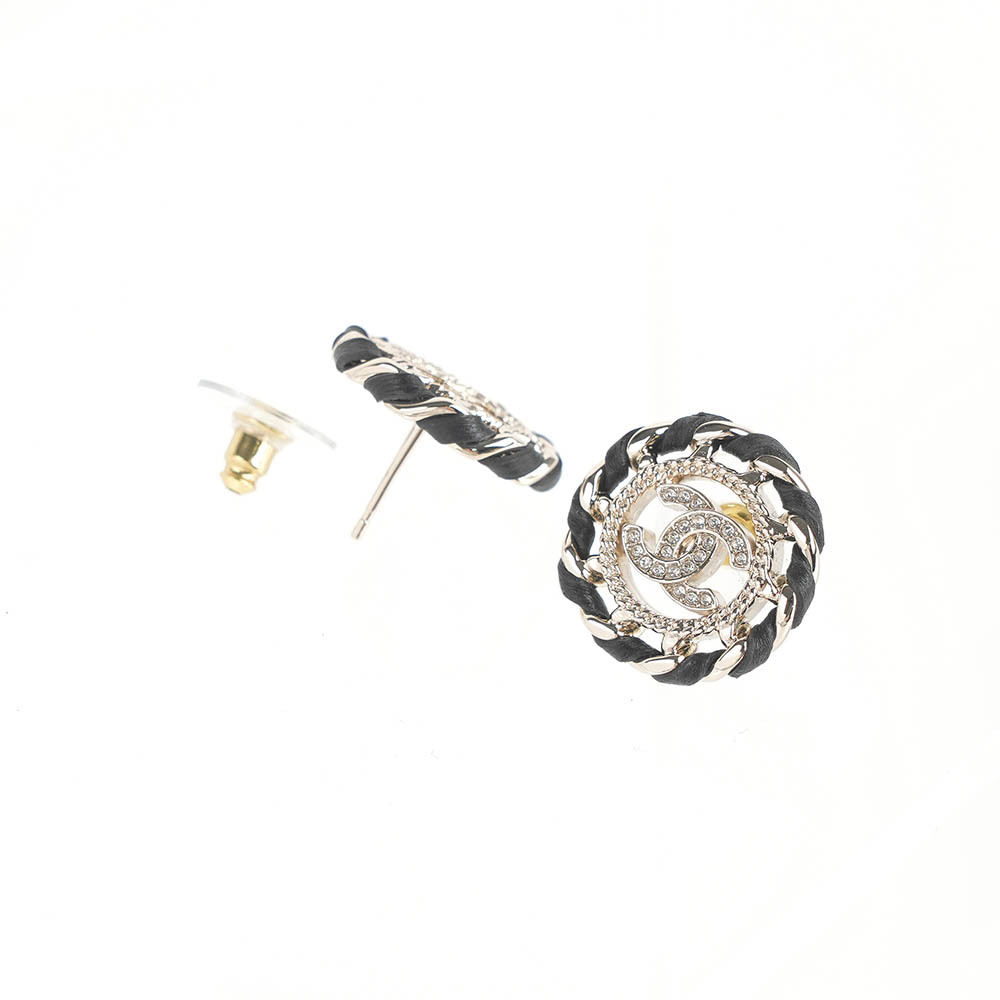 【CHANEL】水鑽CC Logo 皮穿鍊設計針式耳環(金色/黑色)