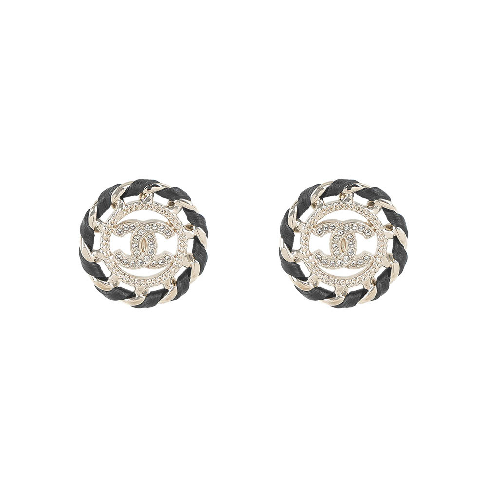 【CHANEL】水鑽CC Logo 皮穿鍊設計針式耳環(金色/黑色)